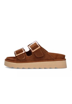 Sandali in suede marrone con due ampie cinghie dotate di fibbie rettangolari, montati su una suola piatta beige e texturizzata.