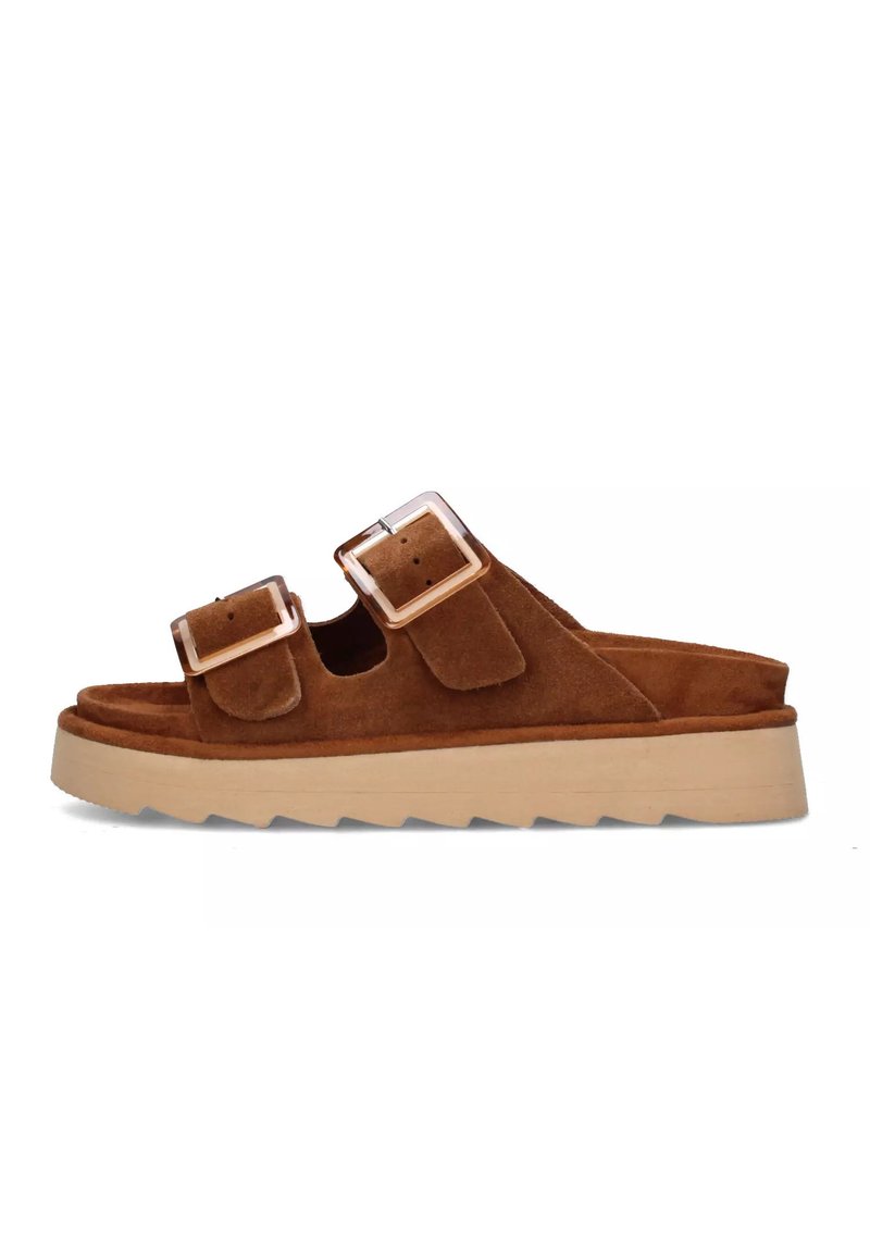 Bruine suède sandalen met twee brede banden met rechthoekige gespen, gemonteerd op een beige, gestructureerde plateauzool.