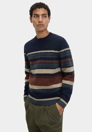 Sweter dzianinowy w pasy w odcieniach granatu, kremu, brązu i niebieskiego. Okrągły dekolt, ściągacze na mankietach i u dołu; miękka struktura, z poziomymi paskami.