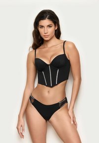 Sæt i sort lingeri bestående af en polstret korseletop med sweetheart-udskæring og sølvdetaljer, parret med matchende biki-style nederdel.