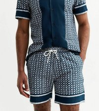 Chemise à manches courtes bleu marine et shorts assortis avec un motif géométrique blanc. L'ensemble possède un col classique et une taille élastique avec cordon de serrage.