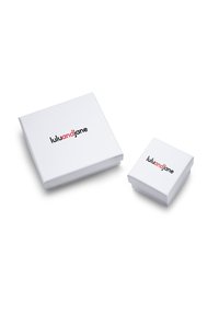 Twee vierkante witte dozen met platte deksels, met een logo in zwarte en rode tekst: "lululandjane." De grotere doos is iets groter dan de kleinere.