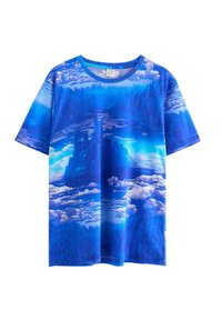 Kortærmet T-shirt i blåt stof med et digitalt print af skyer og en skyline. Rund hals, afslappet pasform, glat tekstur.