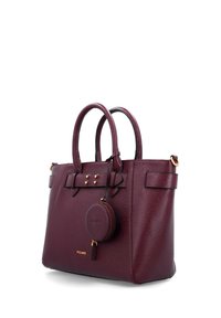 Bolso tote de cuero burdeos con asas duales, herrajes en tono dorado, acentos laterales y un estuche redondo desmontable. Acabado texturizado, forma estructurada.