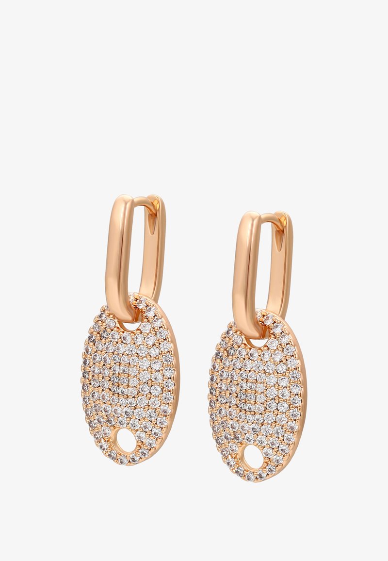 Náušnice ve tvaru kruhu z růžového zlata s oválnými přívěsky posetými malými třpytivými bílými krystaly a kruhovým výřezem blízko spodní části.