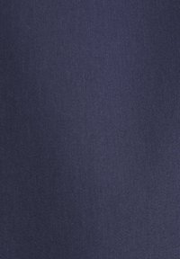 Marineblauwe stof met een gladde textuur, gekenmerkt door een subtiel diagonale weefpatroon. Het oppervlak is uniform met minimale zichtbare imperfecties.