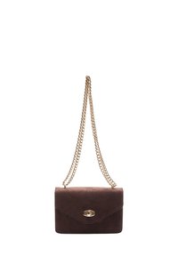 Brązowa torebka z zamszu z złotym łańcuszkiem, prostokątny kształt, zapięcie na klapkę i owalny metalowy akcent z przodu.