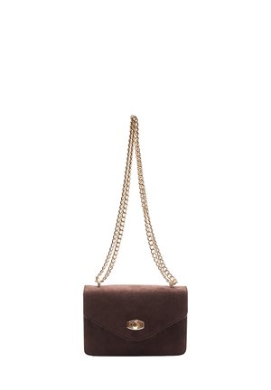 Brązowa torebka z zamszu z złotym łańcuszkiem, prostokątny kształt, zapięcie na klapkę i owalny metalowy akcent z przodu.