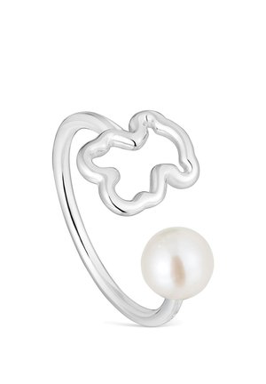 Anillo abierto de plata con una forma abstracta ondulada de flor en un extremo y una perla blanca redonda en el otro extremo.