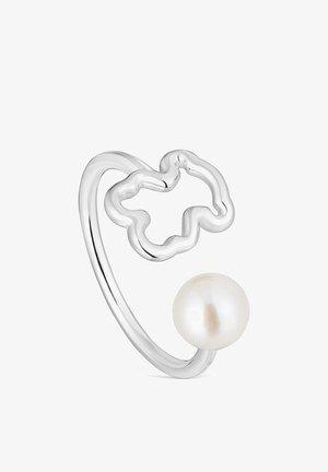 Bague ouverte en argent avec une forme de fleur ondulée abstraite à une extrémité et une perle blanche ronde à l'autre extrémité.