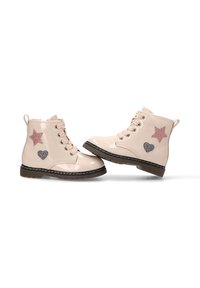 Botines de charol beige con estrella de purpurina rosa y corazones grises, puntera redonda, suelas negras y diseño de cordones.