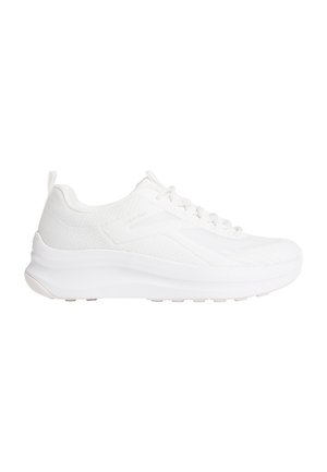 Weißer flacher Sportschuh mit oberem Teil aus strukturiertem Strick, dicker, gepolsterter Sohle, Schnürverschluss vorne und dezenter Markenkennzeichnung an der Seitenfläche.