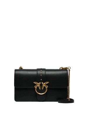 Sort læder crossbody-taske med guldkæde-rem og guldfarvet fugleformet spænde på frontklappen.