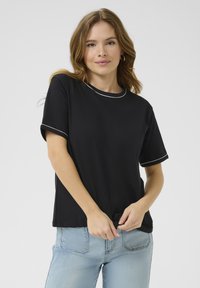 Sort T-shirt i let stof med rund halsudskæring og korte ærmer, der har hvid kontrast piping langs kraven og ærmerne.
