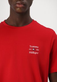 Tommy Hilfiger STACK - Print T-shirt - medium red