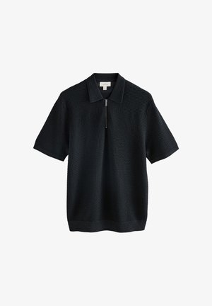 Mustavärinen lyhythihainen poolopaita teksturoidusta kankaasta, jossa on vetoketjullinen rintalista ja yksivärinen kaulus. Yksinkertainen malli ilman koristuksia.