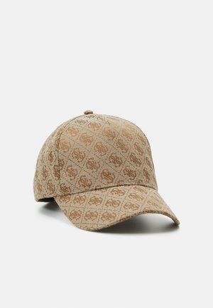 Casquette de baseball beige avec un motif marron répétitif de lettres entrelacées couvrant toute la surface.