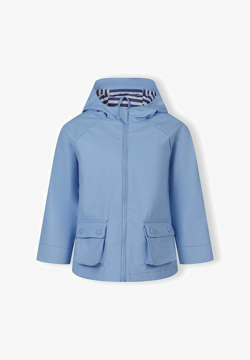 Imperméable léger bleu clair pour enfants avec capuche, fermeture éclair avant, deux poches à rabat boutonnées, et doublure intérieure rayée de la capuche.