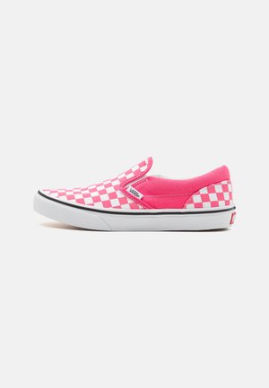 Zapatilla de tela rosa tipo slip-on con patrón de cuadros blanco y rosa, suela blanca, línea de acento negra y pequeña etiqueta de logo en el costado.