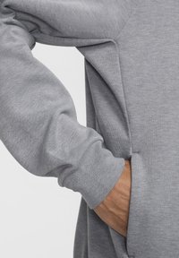 Szary bawełniany sweatshirt o luźnym kroju, z długimi rękawami, ściągaczami oraz kieszenią po boku. Gładka tekstura z delikatnym stretch'em.