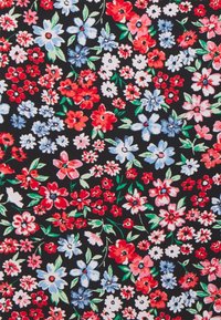 Tessuto floreale con sfondo nero, caratterizzato da fiori rossi, rosa e blu con foglie verdi, in un motivo denso e casuale.
