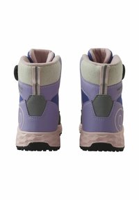 Fioletowo-szare buty trekkingowe z teksturowaną podeszwą, miękkim mankietem i okrągłymi ozdobami. Posiadają jasnoróżowy akcent i solidną konstrukcję.