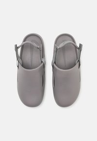 Nike Sportswear CALM MULE UNISEX - Iešļūcenes - flat pewter