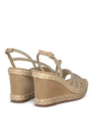 Sandali con tacco a cuneo beige con dettaglio in juta intrecciata, dotati di una parte superiore in morbida suede e accentuati da fasce metalliche. Parte posteriore chiusa con cinturino alla caviglia regolabile.