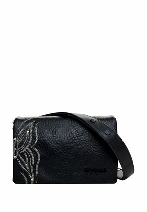 Bolso de hombro de cuero negro texturizado con correa ancha, diseño de mariposa blanca cosido a la izquierda y nombre de la marca en relieve en la parte inferior derecha.