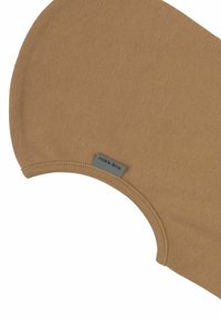 Beanie in cotone marrone con design rotondo, caratterizzato da un'etichetta con "mikk-line." Texture liscia e fascia elastica sul bordo.