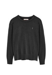 Dunkelgrauer Strickpullover mit rundem Ausschnitt, gerippten Bündchen und Saum, mit einem kleinen aufgestickten Logo auf der linken Brust.