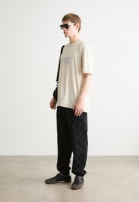 HUGO NITLOGO - Apdrukāts T-krekls - open white