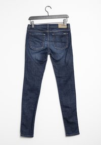 Tummansiniset farkkushortsit, joissa on slim fit -leikkaus, viisi taskua, vyölenkit ja nahkaleima vyötäröllä. Suuri pehmeä rakenne.