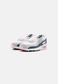 Las zapatillas Nike Air Max 90 presentan un parte superior de ante y malla en gris con acentos en azul marino, detalles en rosa, cordones blancos y una suela negra y rosa.