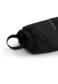 Schwarze Beuteltasche mit gerafftem oberen Teil, ausgestattet mit einem dunklen Stoffgurt und einem reflektierenden Streifen auf einer Seite. Glatte Textur, kompaktes Design.