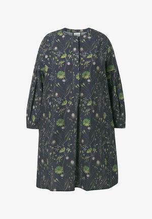 Mørk blomsterdrag med rund halsudskæring, lange puffærmer og en løs pasform, med grønne og hvide blomsterdetaljer på en marineblå baggrund.