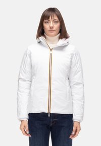 Giacca imbottita bianca con cerniera frontale decorata da un accento multicolore. Cappuccio fisso, maniche lunghe e tasche laterali.