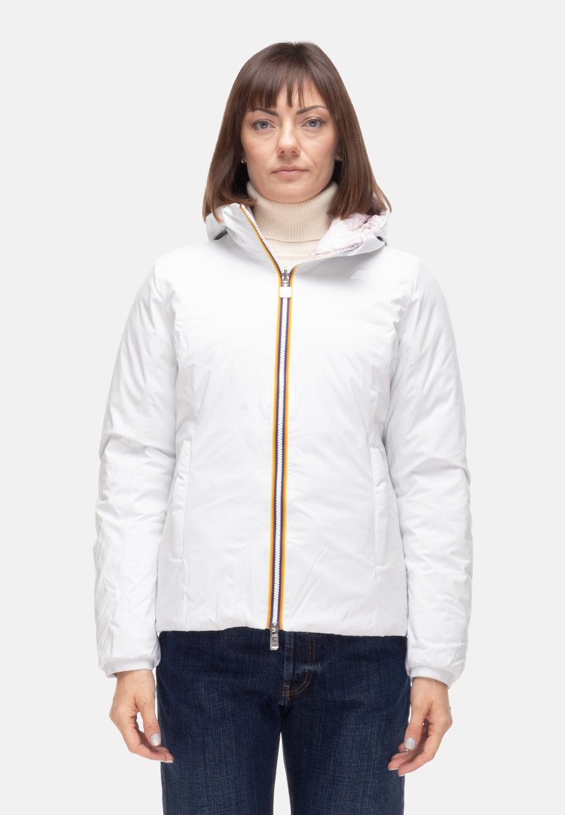 Giacca imbottita bianca con cerniera frontale decorata da un accento multicolore. Cappuccio fisso, maniche lunghe e tasche laterali.