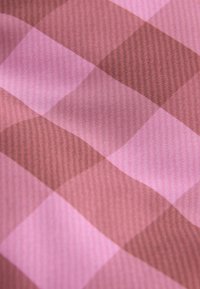 Rosa og brunternet stof med firkanter, der har en glat tekstur og subtil glans, hvilket skaber en lagdelt visuel effekt.