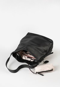 Schwarze Lederhandtasche mit einer strukturierten Außenseite, geräumigem Inneren und einem leichten gemusterten Futter; beinhaltet eine kleine passende Pouch.