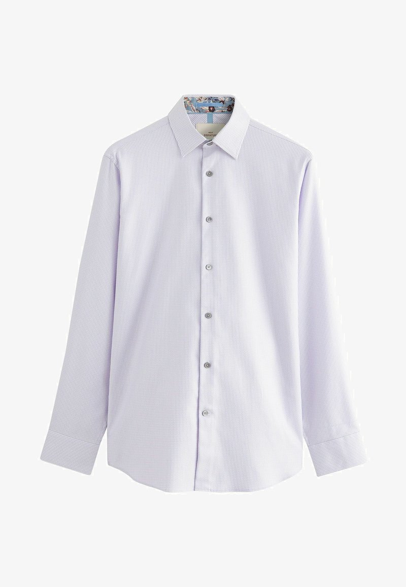 Lichtpaarse blouse met lange mouwen, een subtiele streepjespatroon, knoopsluiting en een blauw bloemenprint aan de binnenkant van de kraag en manchetten.