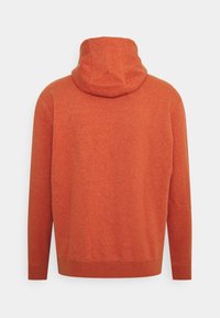 Huvtröja i heatherorange med huva, långa ärmar, ribbade muddar och nederkant. Slät textur med en enhetlig färg genom hela plagget.