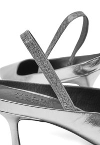 Sandali con tacchi alti in argento con finitura metallica, sottili cinturini intrecciati e un design elegante. Presenta il logo del marchio impresso sulla soletta.