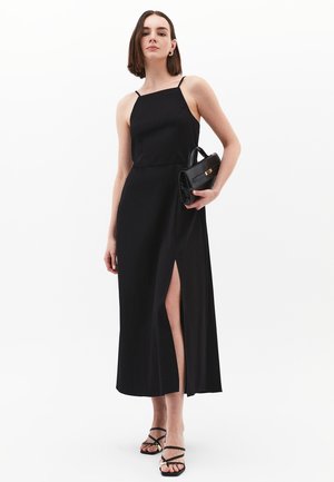SCHLITZ MIT STYLISCHER OPTIK - Maxi dress - black