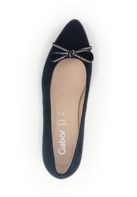 Flats en velours noir avec un bout pointu, ornés d'un nœud décoratif et d'accent en strass. L'intérieur est doté d'une doublure beige douce.