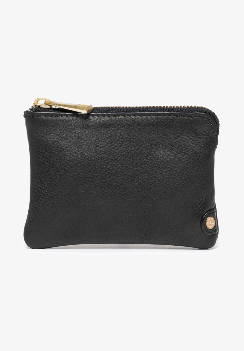 Musta nahkapussi, jossa on teksturoitu pinta, kultaketju ja koristeellinen metallipainike. Kompakti suorakulmainen muoto, minimaalinen muotoilu.