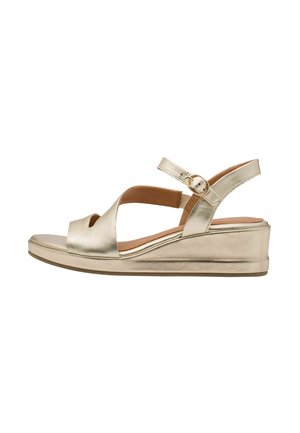 Sandales compensées métalliques dorées avec un bout ouvert, des brides croisées et une boucle ajustable. Texture lisse avec un design minimaliste.