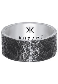 Anello in metallo nero con finitura texturizzata e design a banda piatta. L'interno presenta un logo inciso. Superficie esterna distintiva e ruvida con una finitura interna lucida.