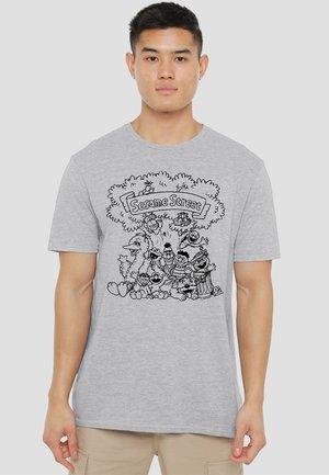 Graues Baumwoll-T-Shirt mit einer schwarzen Linienezeichnung von Charakteren aus der Sesamstraße, in die Bäume und Sprechblasen integriert sind.