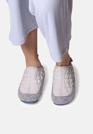 Grijze en beige slippers met een doorgestikte bovenkant, zachte vilten tenen en een contrasterende blauwe zool. Ontworpen voor comfort en gemakkelijke draagbaarheid.